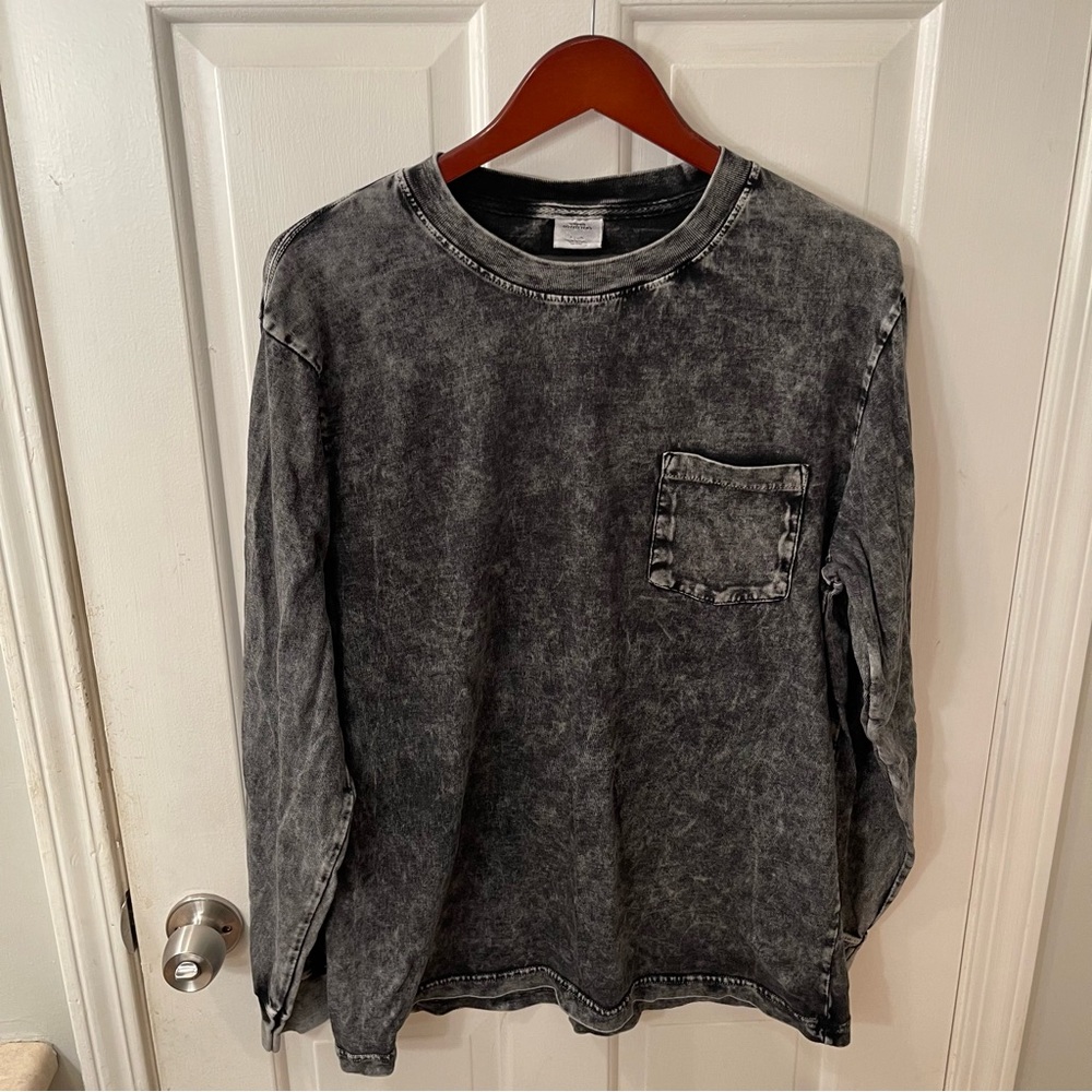 BARELY WORN black/grey distressed Urban Outfitters long sleeve T, mens large.